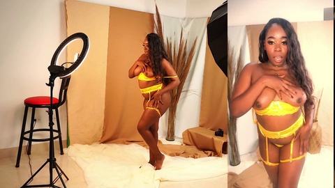 Juguetona Colombiana negra muestra su gran trasero en el estudio fotográfico.