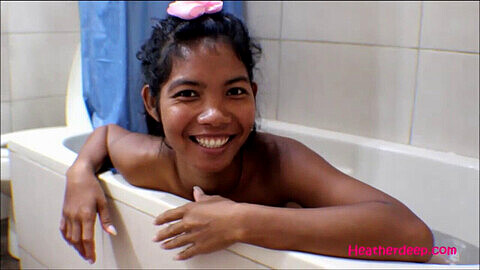 ¡Joven tailandesa tiene su culo destrozado en la ducha con una enorme corrida interna anal! (HD)