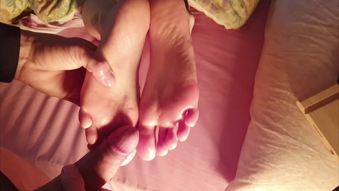Jeune fille mignonne de 18 ans se fait masser les pieds lubrifiés avant de se coucher