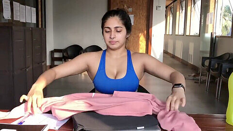 Milf indienne chaude faisant du yoga et montrant les aisselles