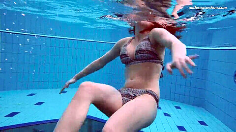 Tätowierte Schönheit Liza Bubarek präsentiert ihren nackten Arsch unter Wasser