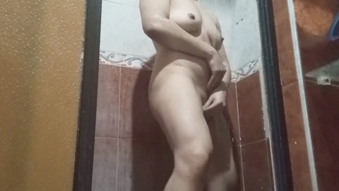 En s'amusant sous la douche avec beaucoup de plaisir coquin !