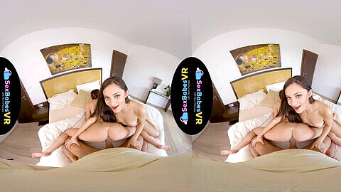 Deux beautés en trio en réalité virtuelle 180 avec Katy Rose et Shrima Malati sur SexBabesVR