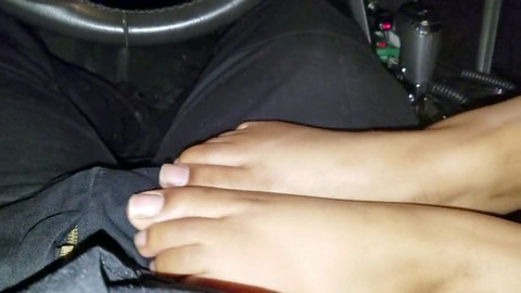 Footjob ébène dans la voiture de police partie 1