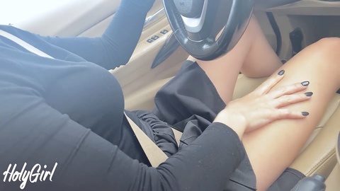 Super-steamy babe sucks and fucks in her own car