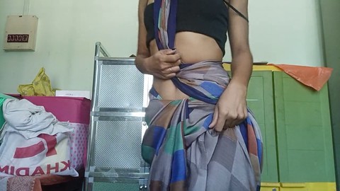 L'écolière sexy en sari traditionnel séduit dans plusieurs langues