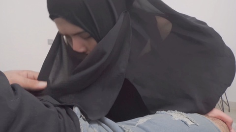 Spielfreudige BBW-Ehefrau im Hijab erwischt mich beim Masturbieren im Wartezimmer des Krankenhauses