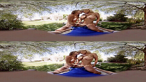 La blonde pulpeuse Vanessa Cage transpire en baisant son coach de boxe dans une scène VR torride sur VRBangers.com !