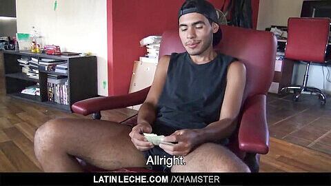 LatinLeche - ¡Dos ardientes jóvenes latinos reciben dinero por una acción caliente y apasionada!