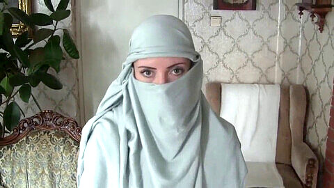Fellation maison et éjaculation faciale avec une femme musulmane