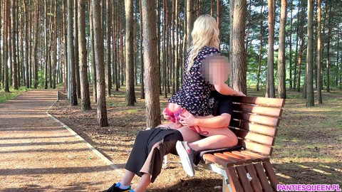 Die blonde Sexbombe reitet mutig den harten Schwanz eines Fremden im öffentlichen Park, trotz der fast erfolgten Entdeckung!