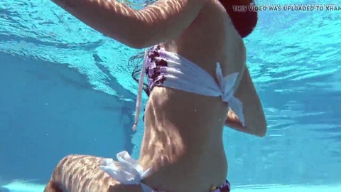 Andreina De Luxe nuota nuda in piscina, spettacolare!