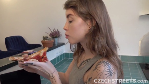 CzechStreets - Jizz-beladene Pizza für heiße Amateur-Teenagerin Eden Ivy