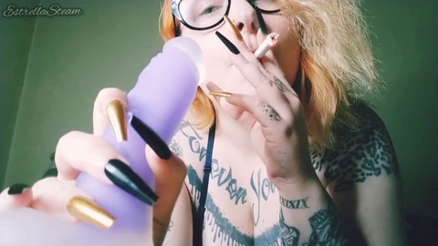 Dominatrice blonde joue avec un dildo et fume une cigarette dans une vidéo de masturbation faite maison