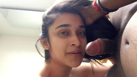 Adolescente india en luna de miel haciendo una mamada y follando