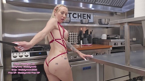 Gros nichons  milf , baise dans la cuisine , orgasme féminin