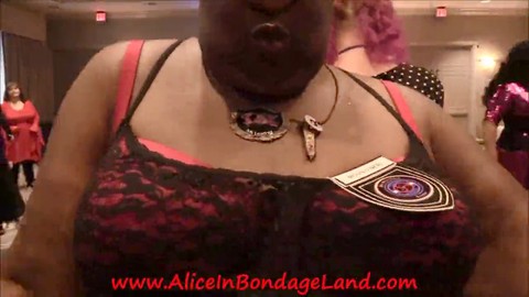 Sesión de fotos de dominación femenina con modelo dominatrix en DomCon Nueva Orleans 2018
