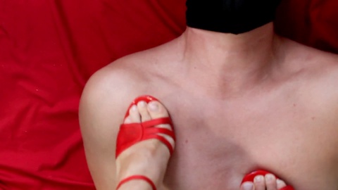 Domina piétine sa marionnette pour mauvaise conduite - trampling en sandales rouges, BDSM et bondage inclus!