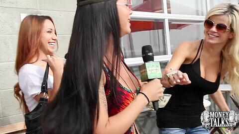 Chicas locas en un bus hippie por algo de dinero - compilación de realidad de Money Talks