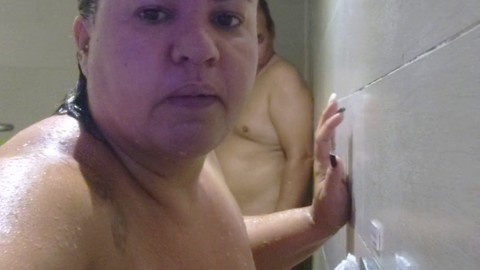Nina, avec son énorme postérieur, offre son derrière à un homme dominant sous la douche