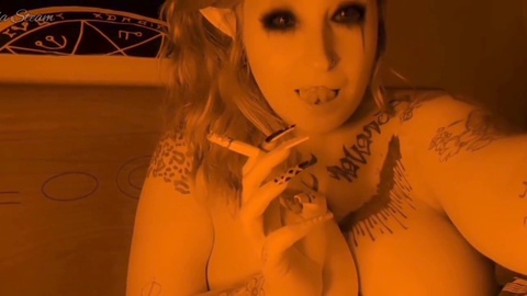 El travieso elfo oscuro se entrega a una sesión de fumar cigarros.