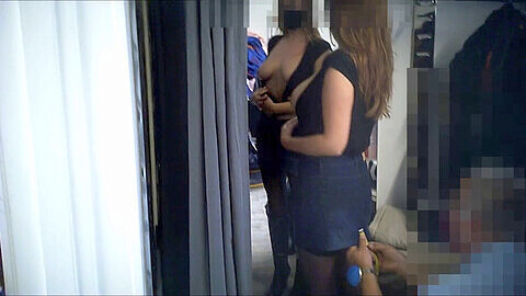 Una cámara espía astuta captura a la exhibicionista Carla en varios escenarios voyeuristas.