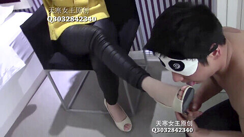 Böse Puppe trampelt auf asiatischen Füßen während dampfender Fußanbetung