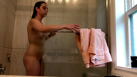 Telecamera nascosta riprende la giovane giocatrice di pallavolo di 18 anni sotto la doccia!