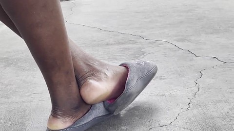 Una sexy ragazza di colore inghiotte sperma e mostra le sue seducenti piante dei piedi