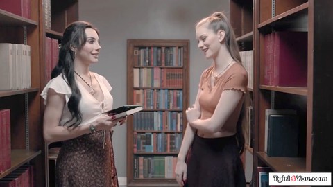 Shemale Ariel Demure dominiert ein Mädchen in der Bibliothek