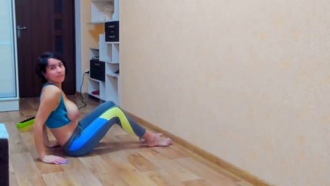 Myla_Angel präsentiert ihre gymnastischen Fähigkeiten in sexy Sportbekleidung mit ihren Brüsten zur Schau