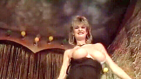 Roberta Smallwood, la star vintage britannique, exhibe fièrement ses seins généreux et sa poitrine rebondie des années 80 !