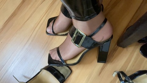 Collezione di otto sandali neri con tacco alto con calze, leggins in vinile e calze di nylon