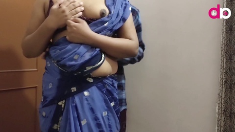 Femme de ménage indienne en sari baisée tôt le matin