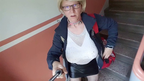 Vivian Tootinyforher, une sissy bimbo, exposée et humiliée sans vergogne dans un parking public