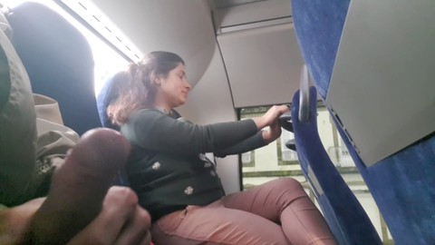 Un mirón cachondo seduce a mamá para que le haga una paja en el autobús