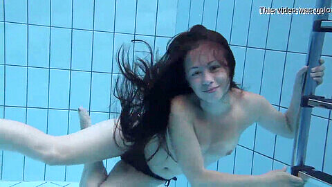 全裸 游泳部, 中国女王 口水, 处女