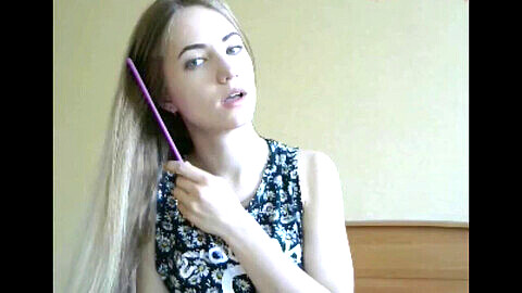 Wunderschöne blonde Frau mit super langen Haaren befriedigt Haarfetischisten in HD-Videos