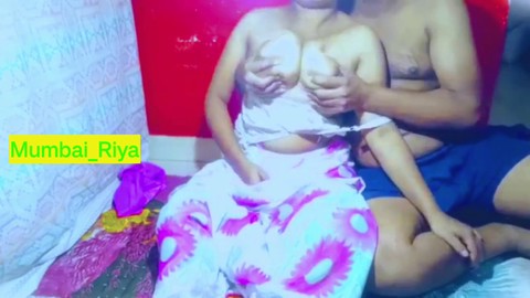 Die Desi-Stiefmutter verführt ihren Stiefsohn mit ihrem vollen Busen und genießt eine dampfende Hardcore-Sitzung auf Hindi