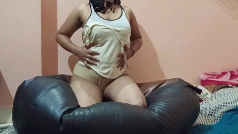 18-jähriges indisches Babe mit riesigen Brüsten und einer engen Muschi