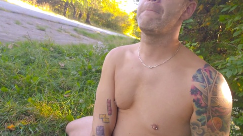 Nudité publique risquée : marche nue et masturbation dans un parc bondé - presque été pris!