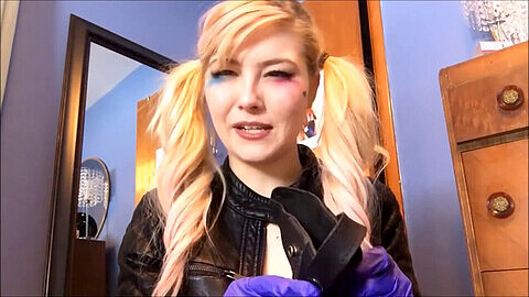ASMR sensuale con Harley Quinn che indossa meravigliosi guanti in lattice viola