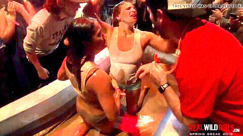 Chicas universitarias luchan en pudín durante una fiesta loca de Spring Break