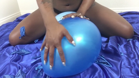 Kassey Starr platzt Luftballons mit ihrem großen schwarzen Arsch