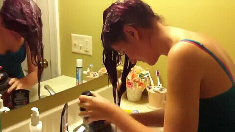 Rotschopf lässt sich die Haare nach vorne waschen