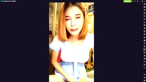 La petite beauté chinoise se fait plaisir sur sa webcam