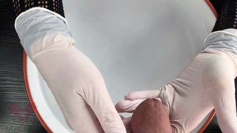 Características sensuales de las fuentes de agua médicas desde la perspectiva de un paciente - masturbación intensa con guantes blancos de spandex