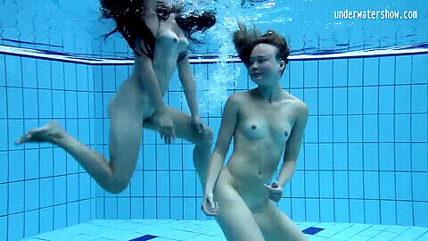 Acción lésbica mojada y salvaje con Clara Umora y Bajankina en la piscina