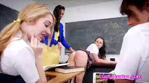 Jovencitas traviesas en un cuarteto con su tutora MILF latina en el escritorio de la escuela
