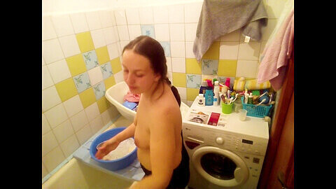 Il figlio birichino coglie la sua procace matrigna mentre lava i vestiti nuda - MiaMadreNuda